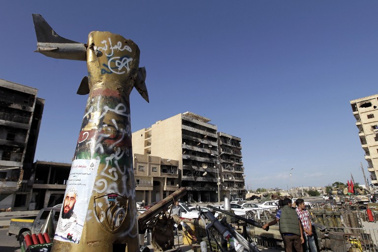 سقوط تماثيل طغاة العالم العربي - معمر القذافي