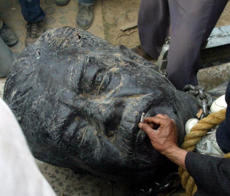 سقوط تماثيل طغاة العالم العربي - حسني المبارك