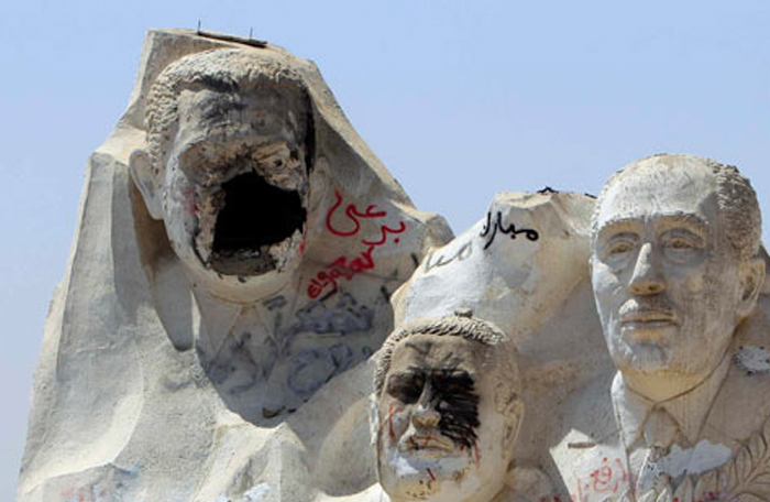 سقوط تماثيل طغاة العالم العربي - حسني مبارك