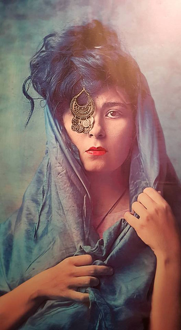 معرض المصورة شيماء علاء - شيماء تصوّر نفسها في شخصية دولت الصعيدية