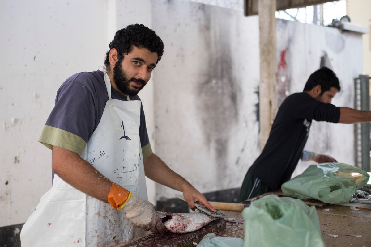 حسين الموسوي ومريم العرب - تنظيف السمك