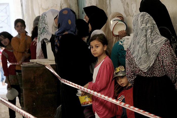 نساء ينتظرن الإعاشات في سوريا